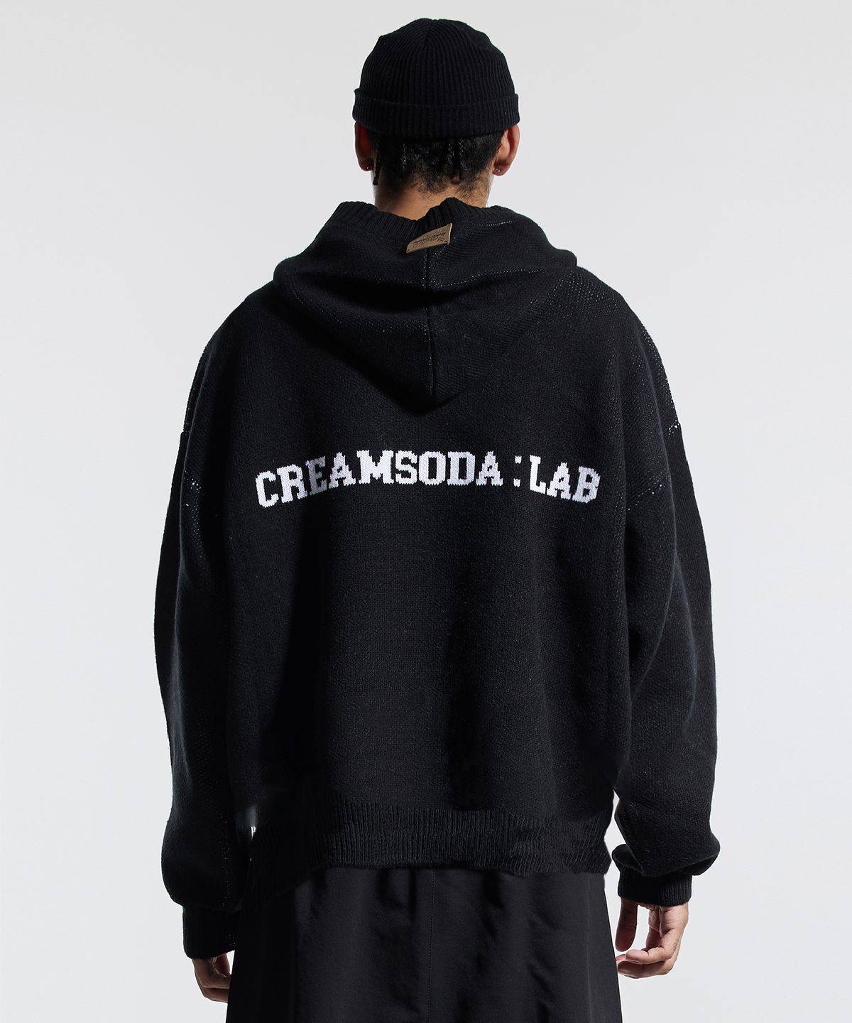 크림소다랩(CREAM SODA LAB) 씨엘 워싱 그래픽 자카드 후드 니트 블랙