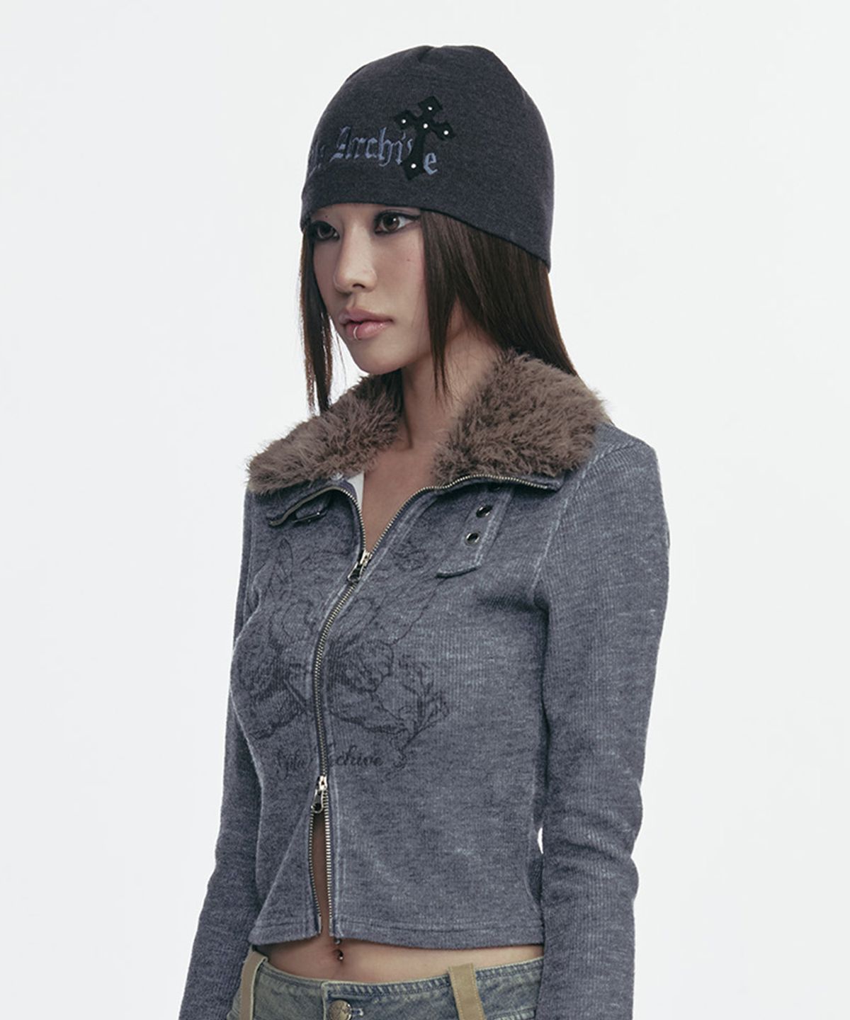 길라아카이브(GILAARCHIVE) CROSS PATCHED LOGO BEANIE_CHARCOAL