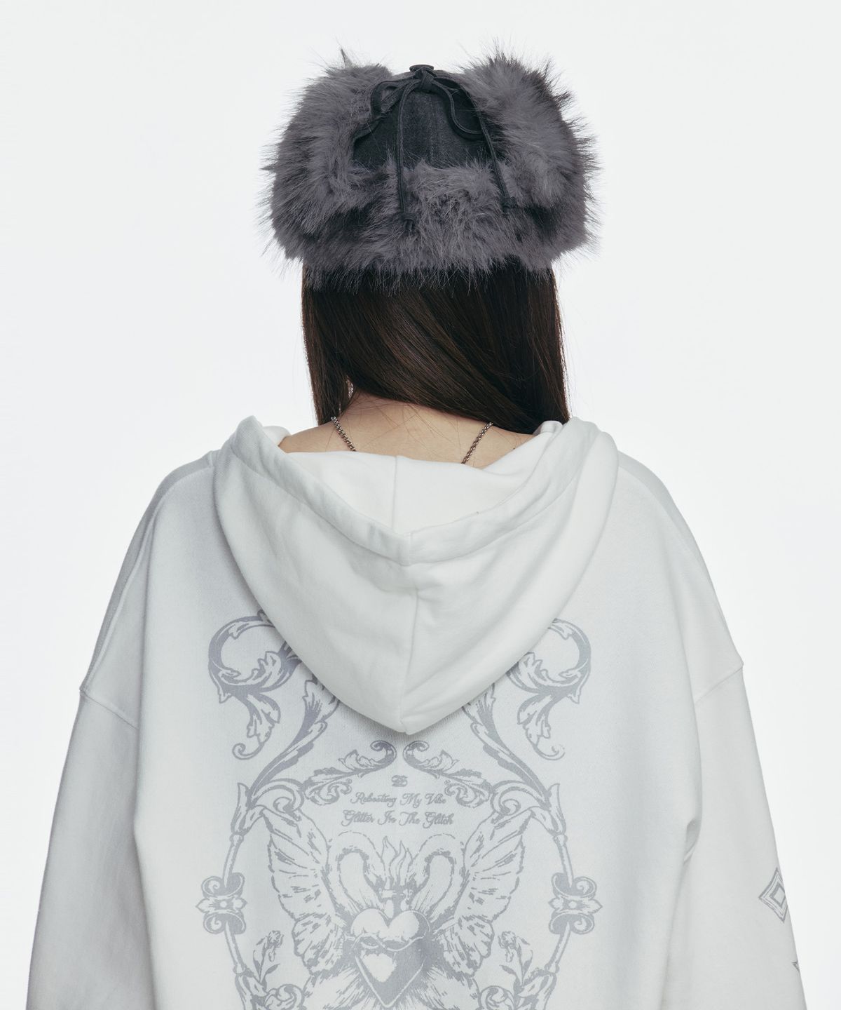 길라아카이브(GILAARCHIVE) FAUX FUR HOTFIX LOGO EARFLAP CAP_CHARCOAL