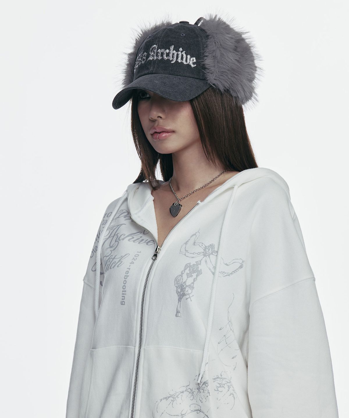 길라아카이브(GILAARCHIVE) FAUX FUR HOTFIX LOGO EARFLAP CAP_CHARCOAL
