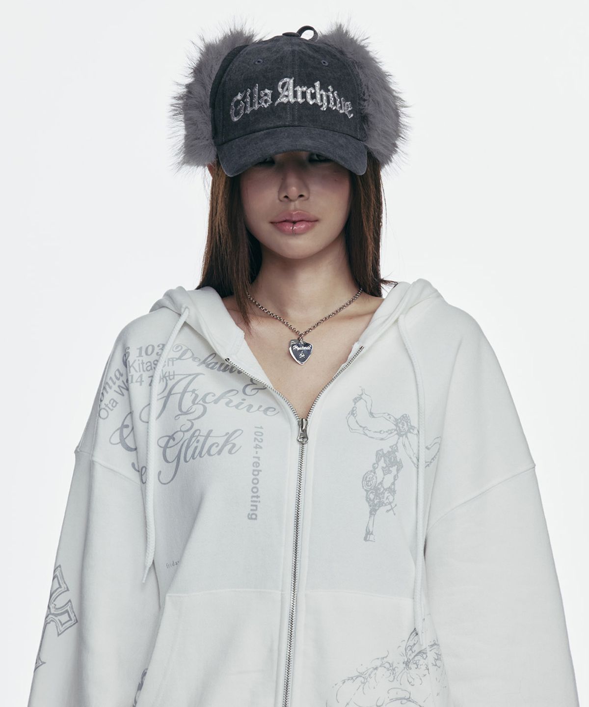 길라아카이브(GILAARCHIVE) FAUX FUR HOTFIX LOGO EARFLAP CAP_CHARCOAL