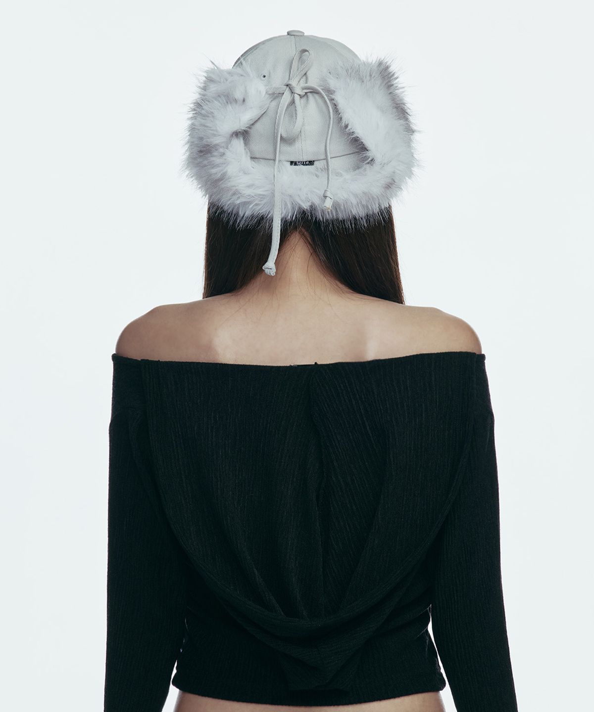 길라아카이브(GILAARCHIVE) FAUX FUR HOTFIX LOGO EARFLAP CAP_GREY