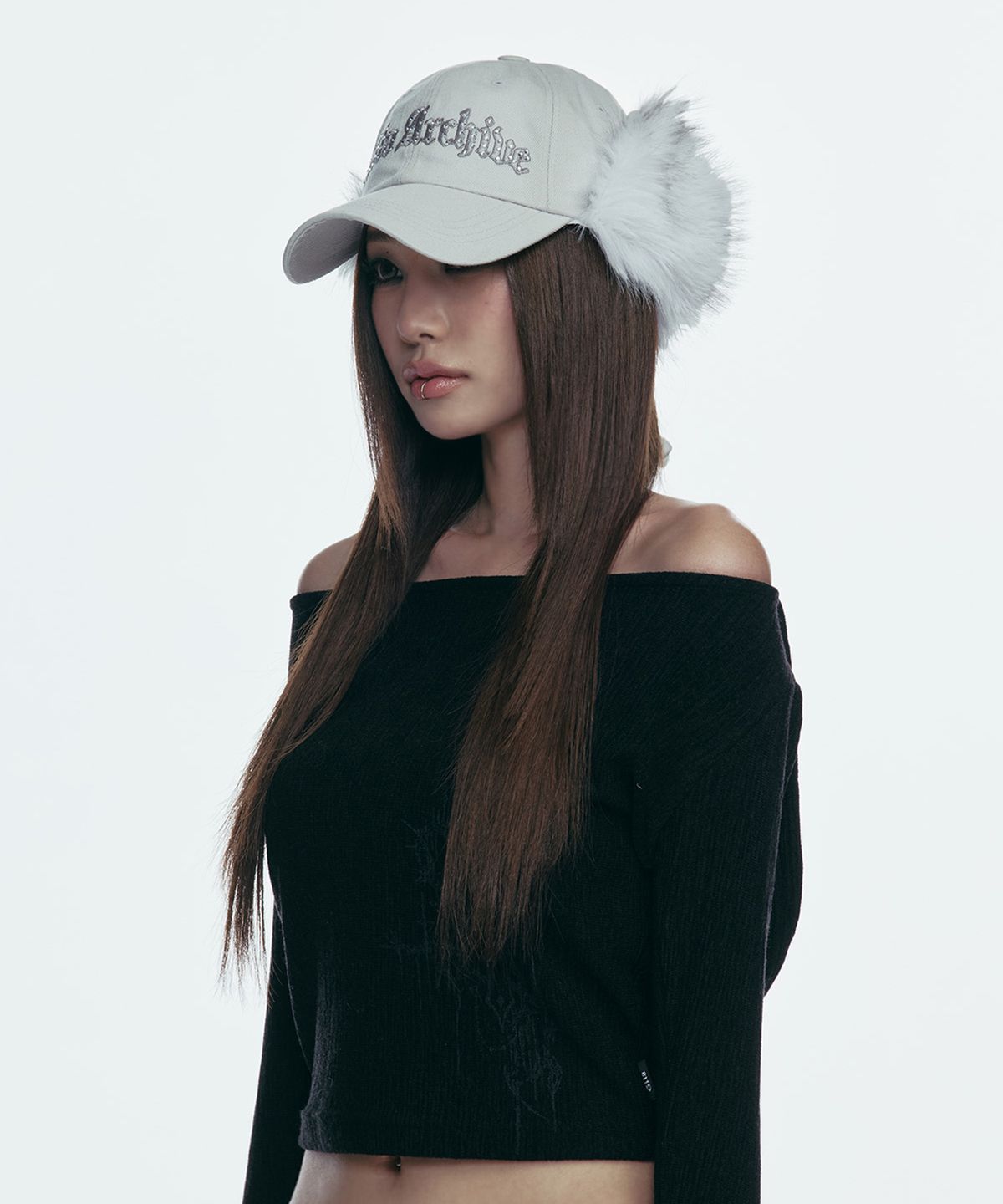 길라아카이브(GILAARCHIVE) FAUX FUR HOTFIX LOGO EARFLAP CAP_GREY
