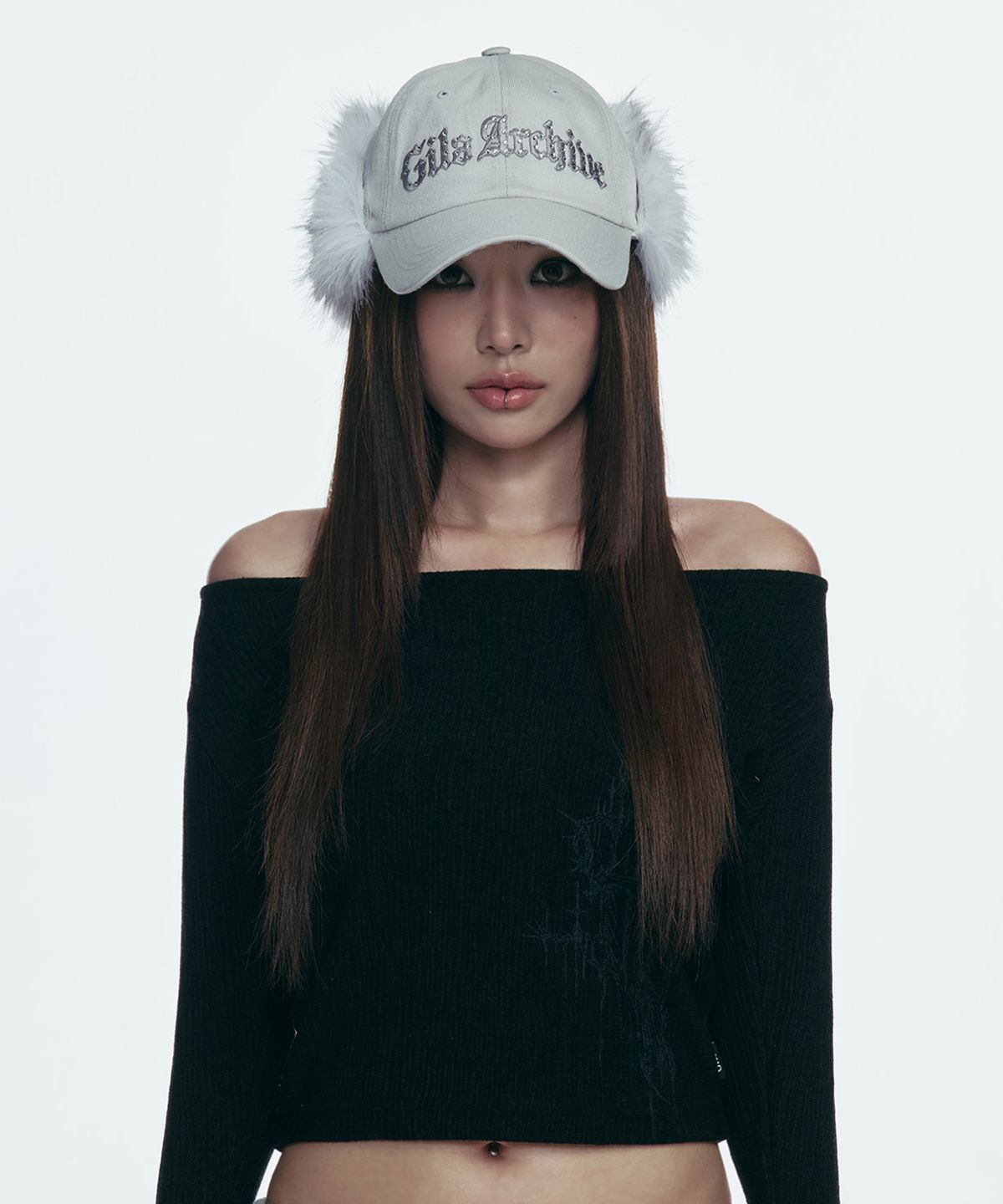 길라아카이브(GILAARCHIVE) FAUX FUR HOTFIX LOGO EARFLAP CAP_GREY