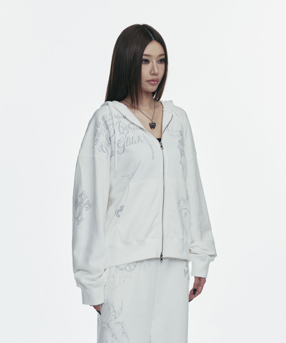 길라아카이브(GILAARCHIVE) TATTOOED GRAPHIC HOOD ZIP-UP_WHITE