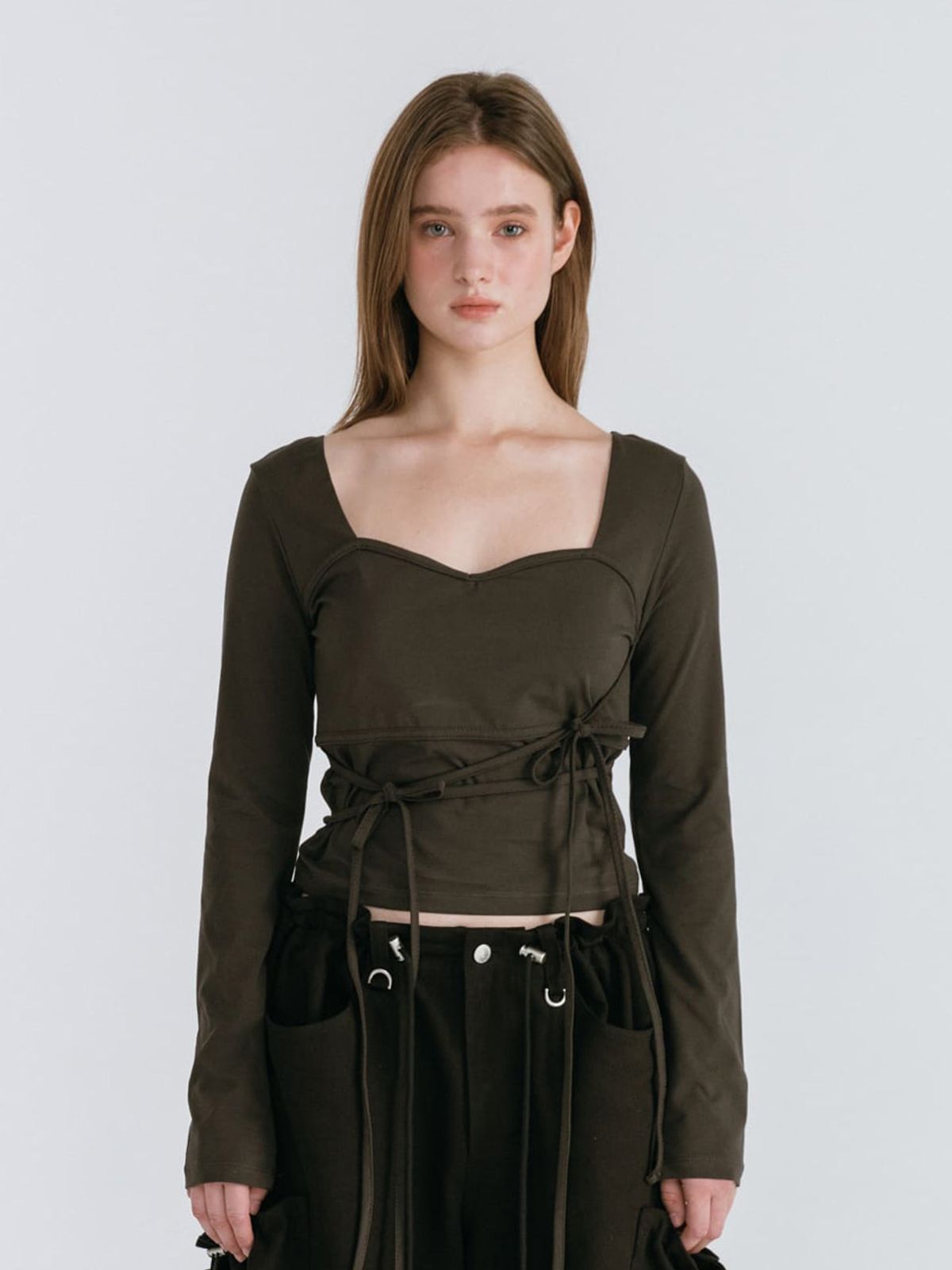 모이페어(MOIFAIRE) RIBBON HEART NECK T-SHIRT / CHARCOAL
