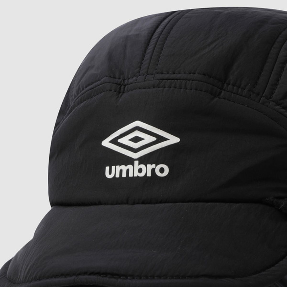 엄브로(UMBRO) 숏 이어플랩 캡 블랙 UQ423CCPO3