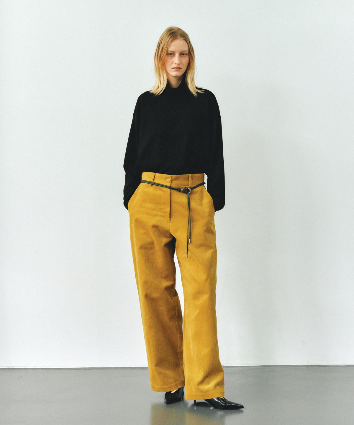 앤테(AENTE) LOOSE FIT TURTLENECK- BLACK