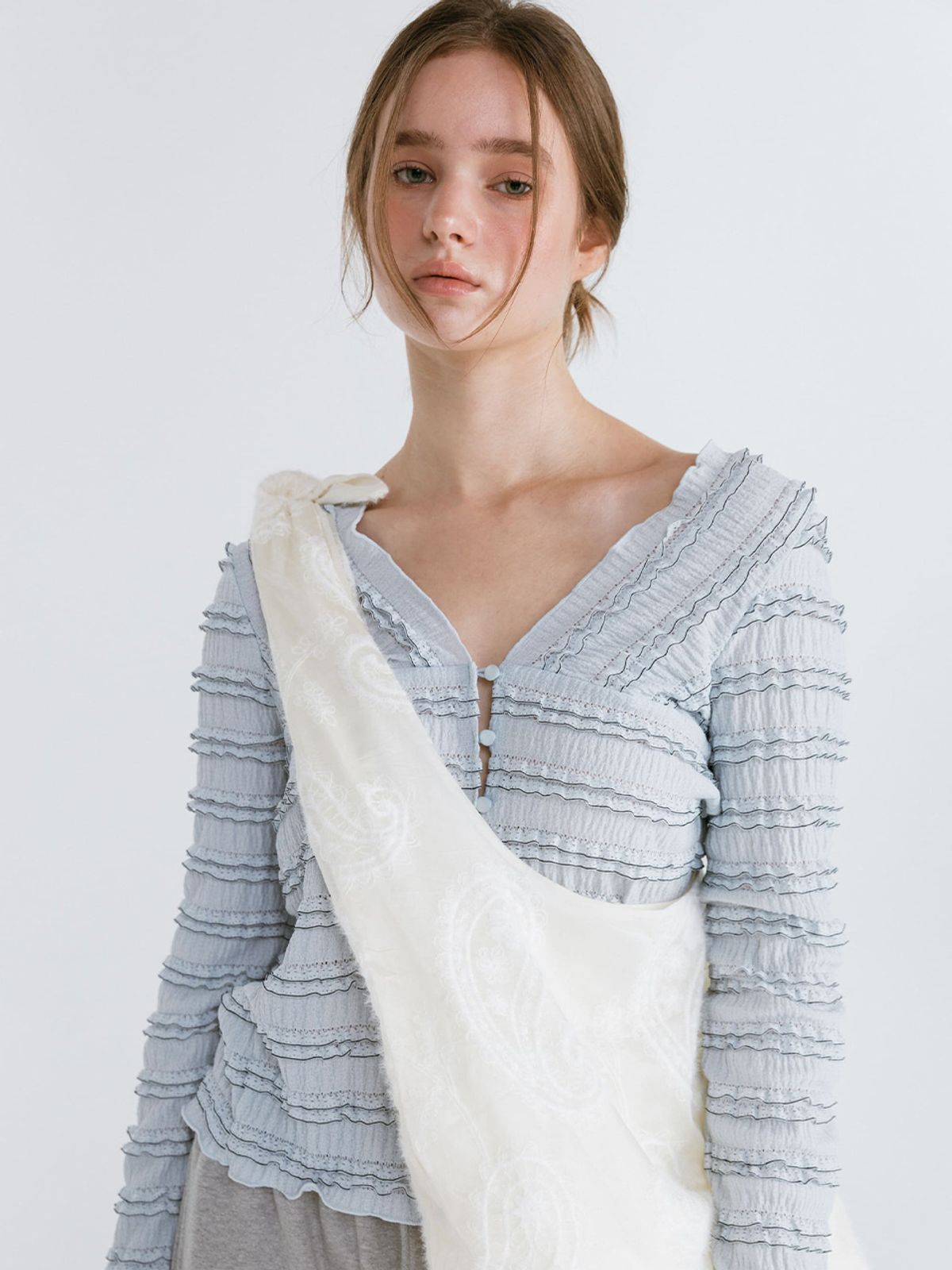 모이페어(MOIFAIRE) FRILL BUTTON CARDIGAN / SKYBLUE