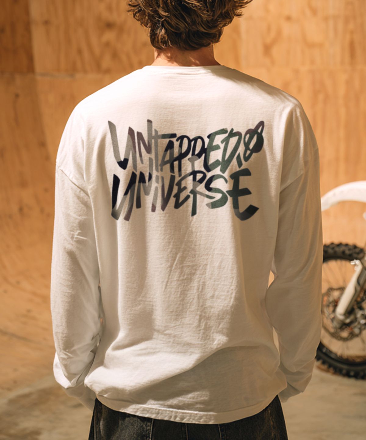 언탭트 스튜디오(UNTAPPED STUDIO) 카모플라쥬 그래픽 오버핏 긴팔 티셔츠 2Color