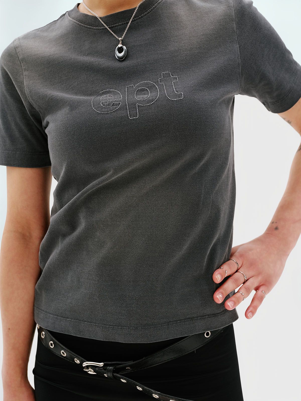 이피티(EPT) CLASSIC LOGO WASHED T-SHIRT (CHARCOAL)