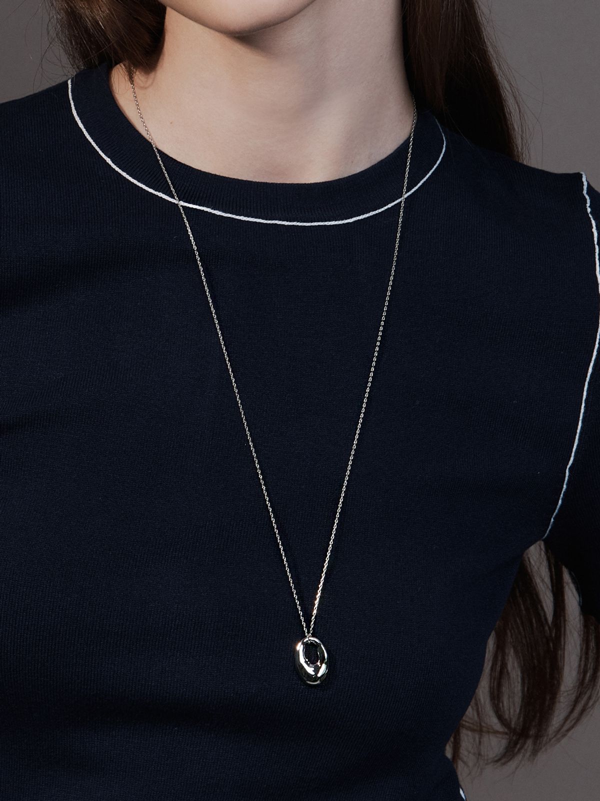 헤이(HEI) melted oval pendant necklace