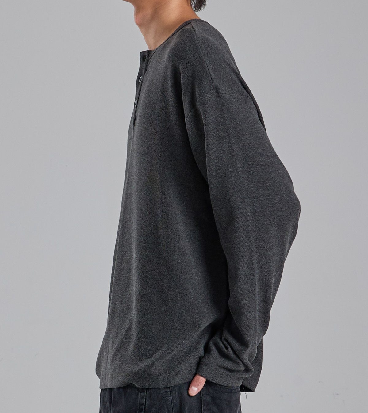 버튼서울(BUTTON SEOUL) EcoCosy 헨리넥 니트 티셔츠 (다크 그레이)