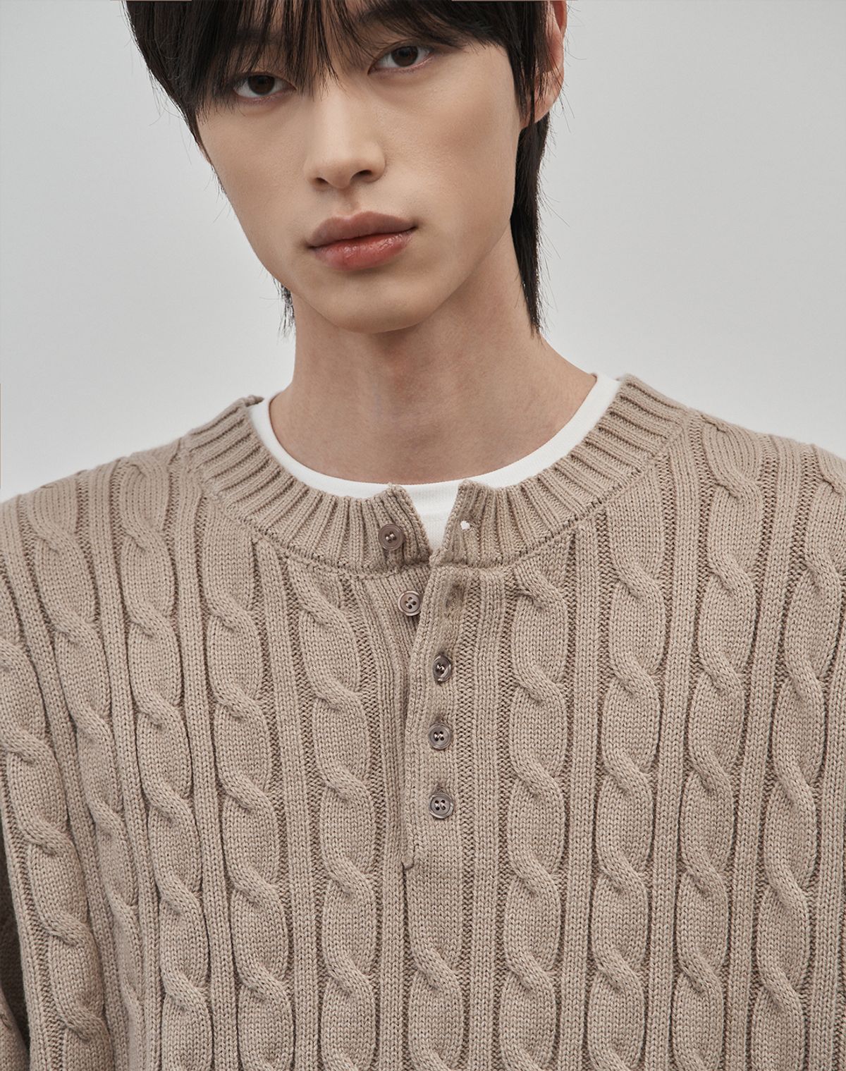 워크온바디오프(WORK ON BODY OFF) 코렌 세미 오버핏 케이블 헨리넥 니트 [베이지]
