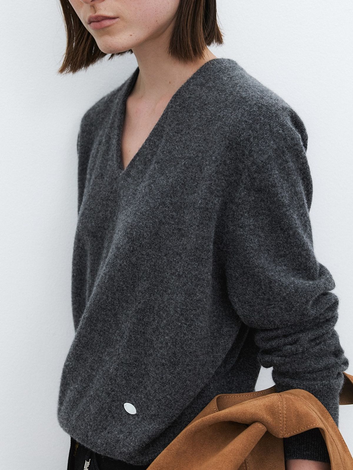 아틀리에 나인(ATELIER NAIN) ESSENTIAL CASHMERE DEEP V-NECK KNIT(T-7125) CHARCOAL