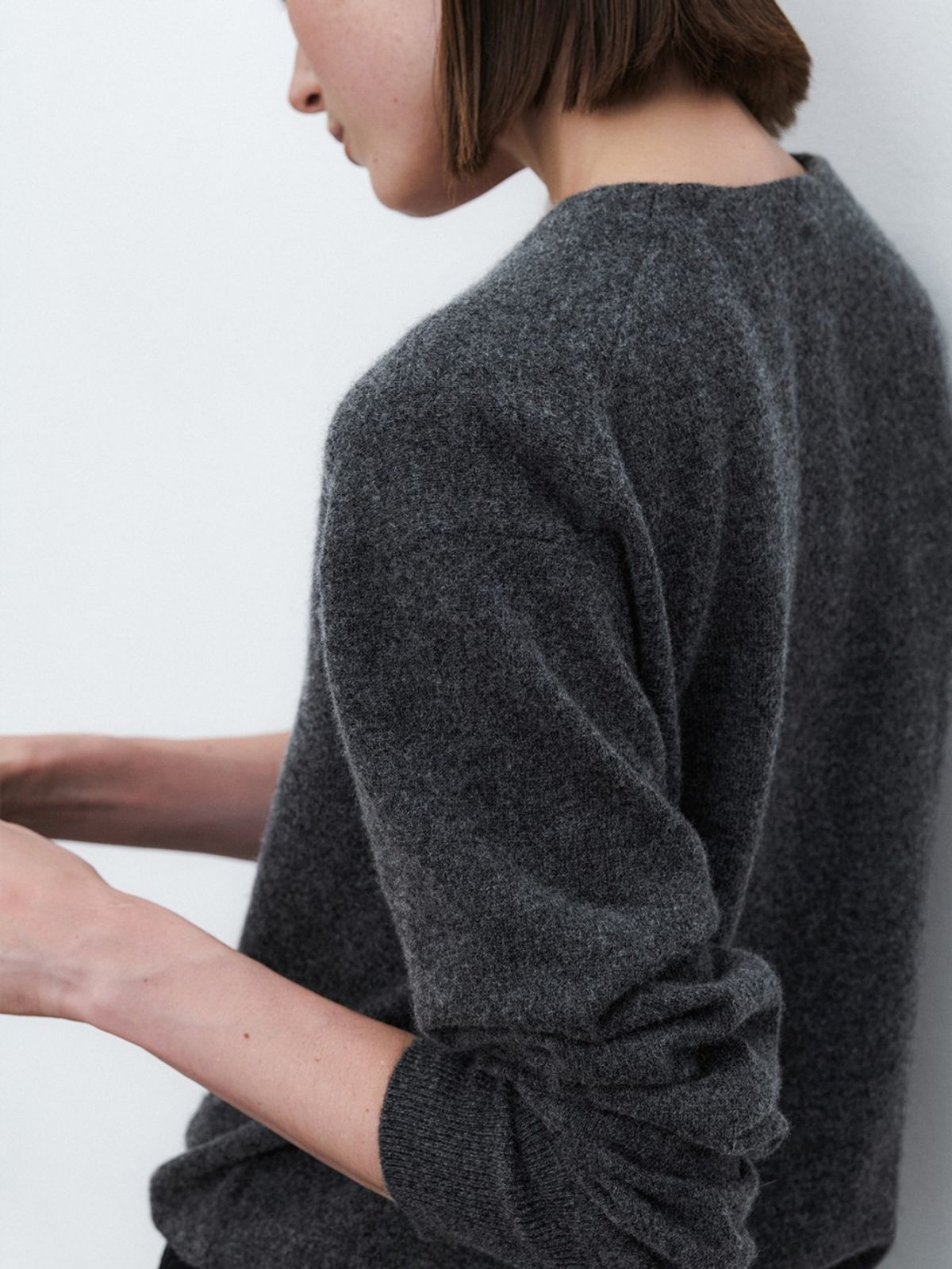 아틀리에 나인(ATELIER NAIN) ESSENTIAL CASHMERE DEEP V-NECK KNIT(T-7125) CHARCOAL