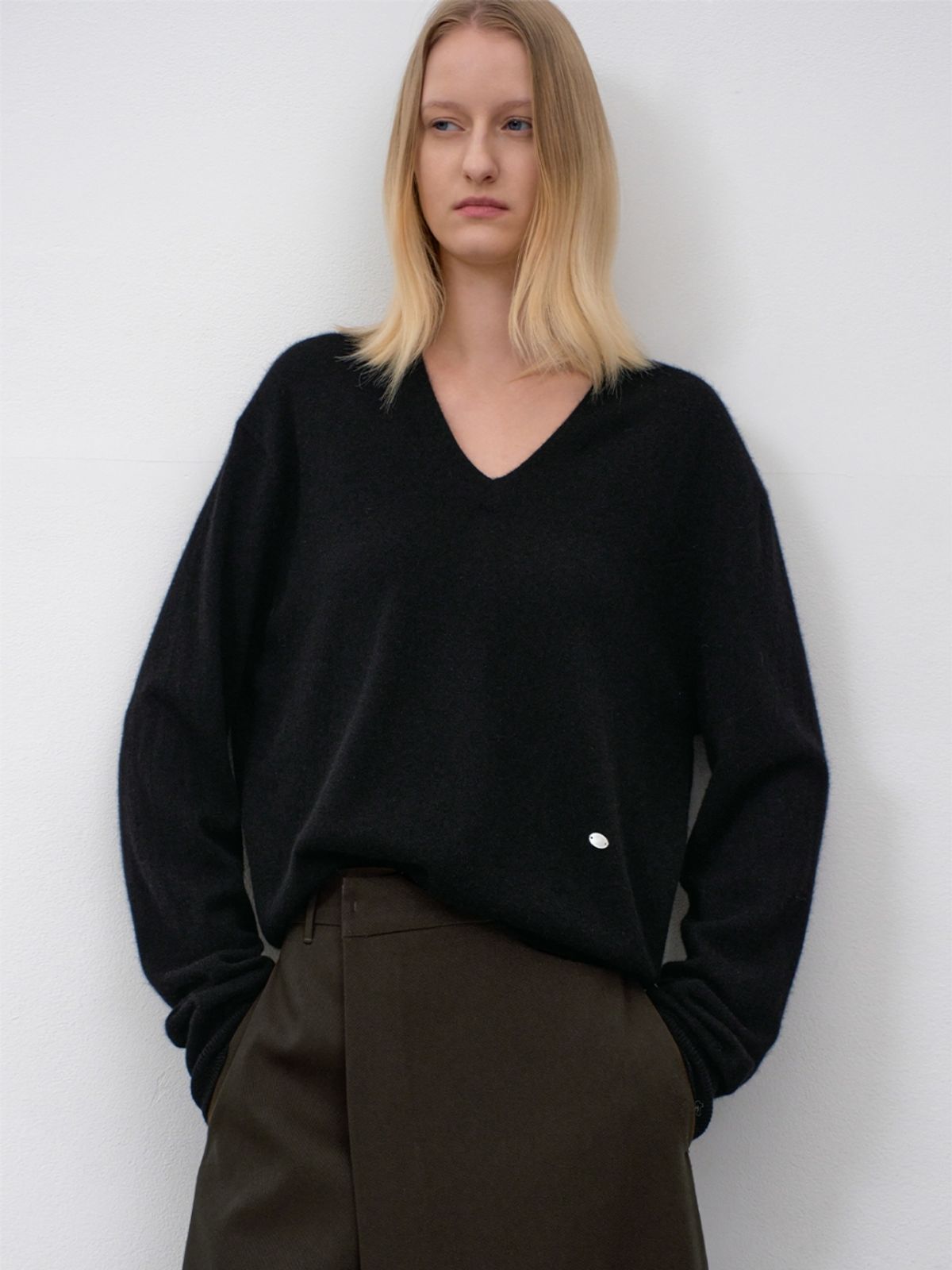 아틀리에 나인(ATELIER NAIN) ESSENTIAL CASHMERE DEEP V-NECK KNIT(T-7125) BLACK