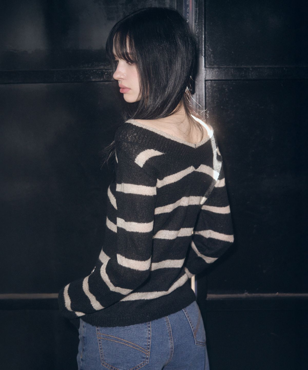 레더리(LEATHERY) 심볼 브이넥 스트라이프 니트 [BLACK]