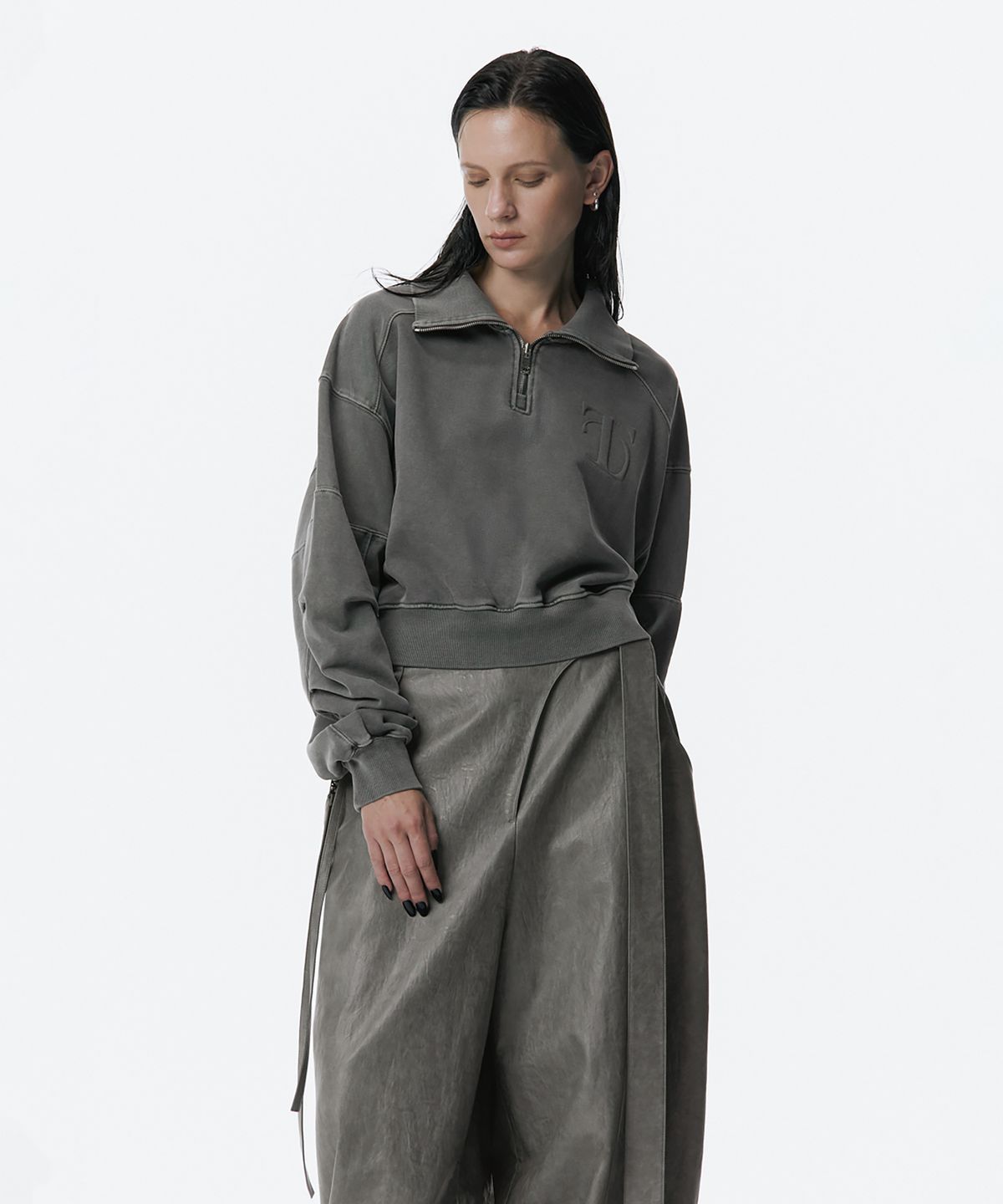 트리밍버드(TREEMINGBIRD) Embossed High-Neck Short Zip-up [ Charcoal ]