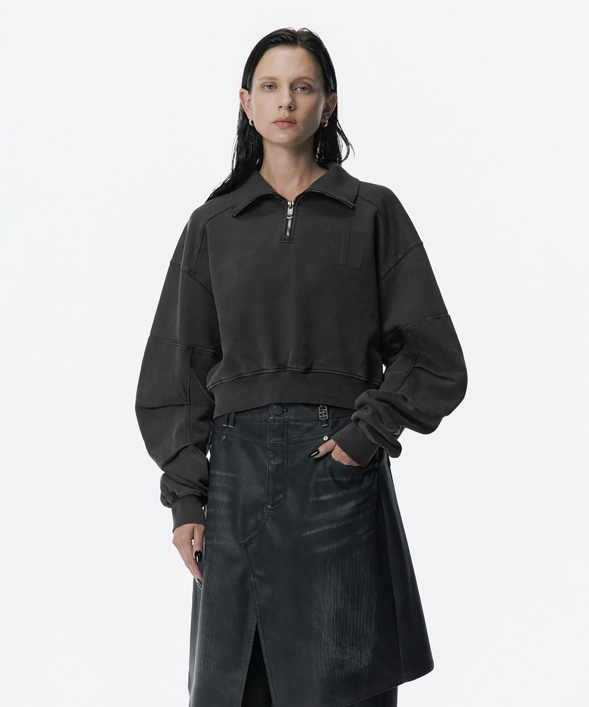 트리밍버드(TREEMINGBIRD) Embossed High-Neck Short Zip-up [ Black ]