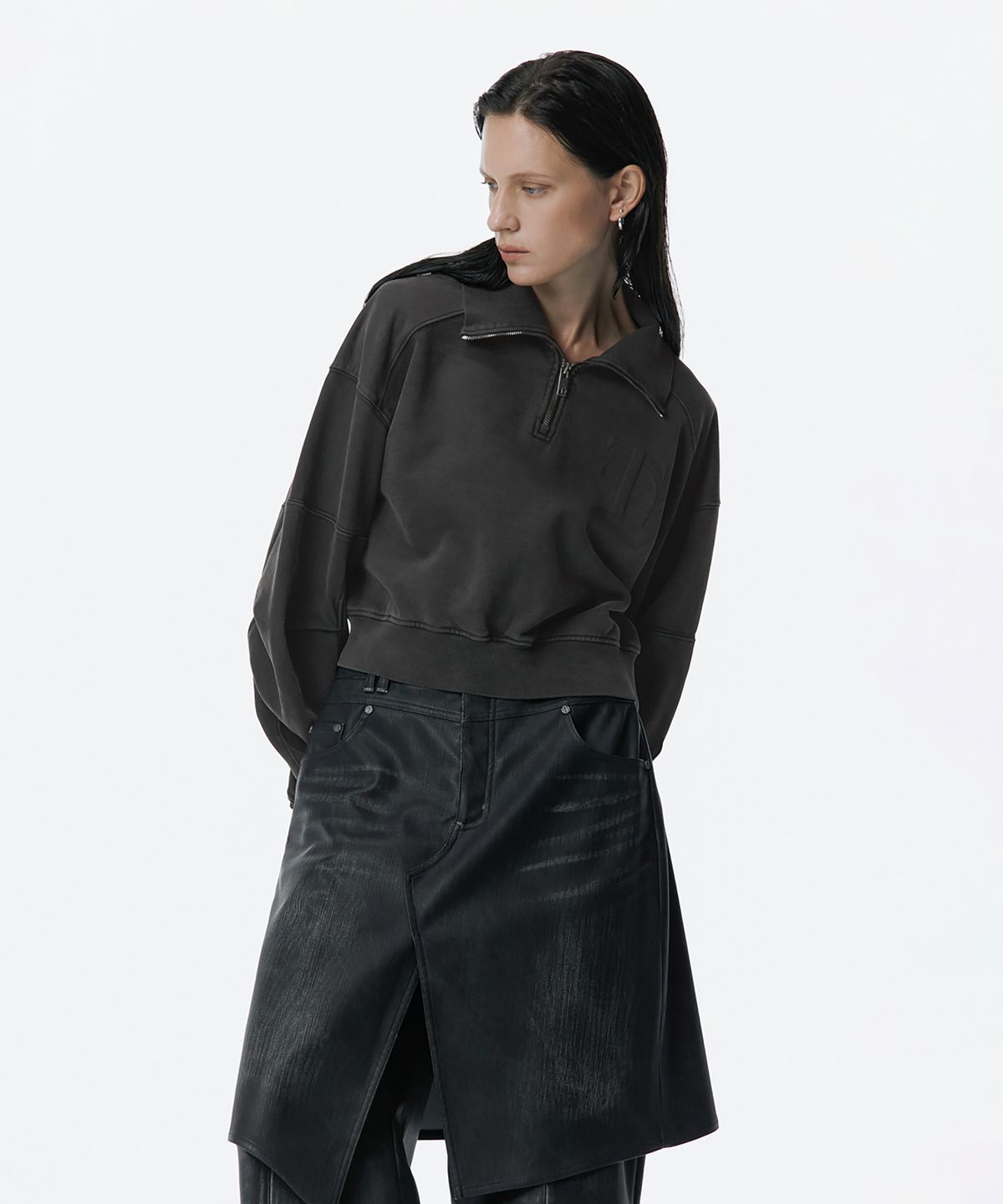 트리밍버드(TREEMINGBIRD) Embossed High-Neck Short Zip-up [ Black ]