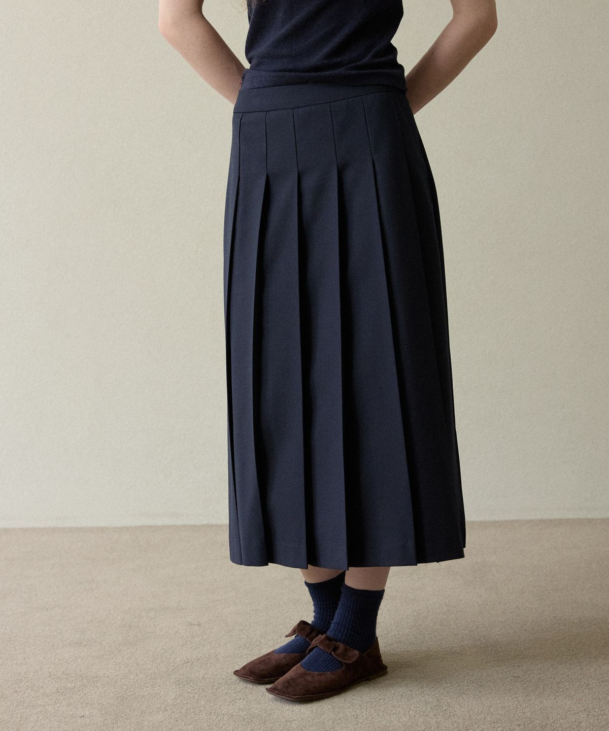 오픈도어스튜디오(OPENDOORSTUDIO) medium long  pleated skirt navy