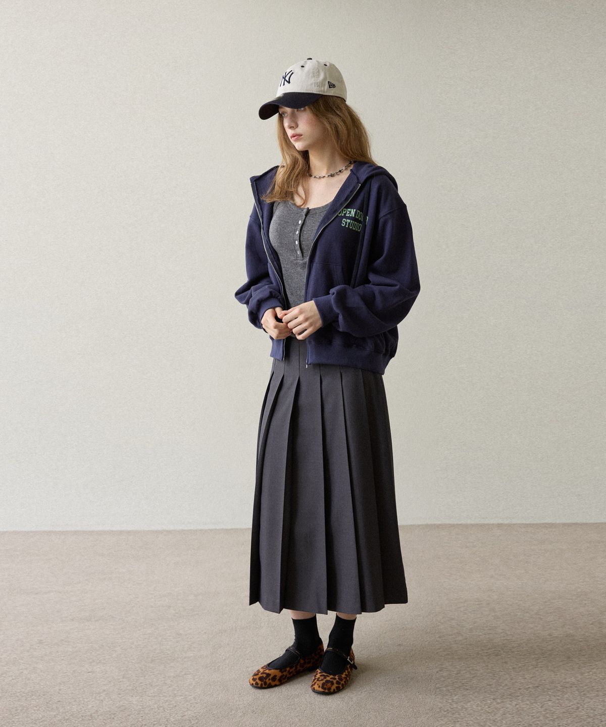 오픈도어스튜디오(OPENDOORSTUDIO) medium long  pleated skirt deep gray