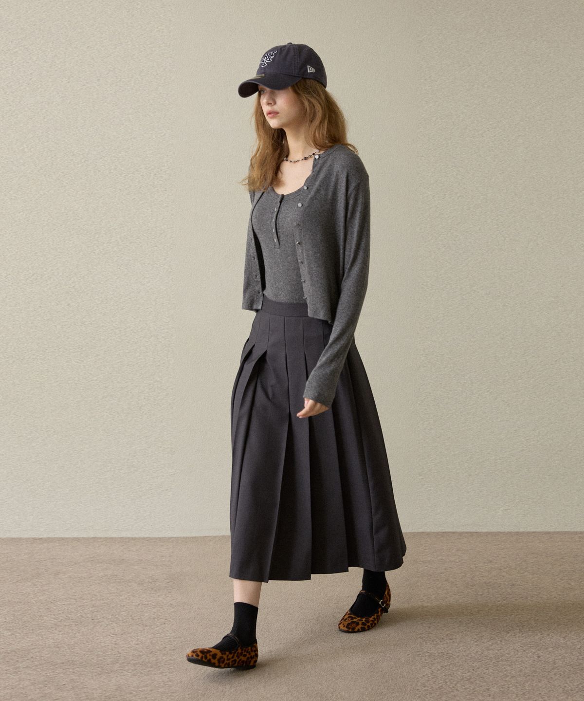 오픈도어스튜디오(OPENDOORSTUDIO) medium long  pleated skirt deep gray