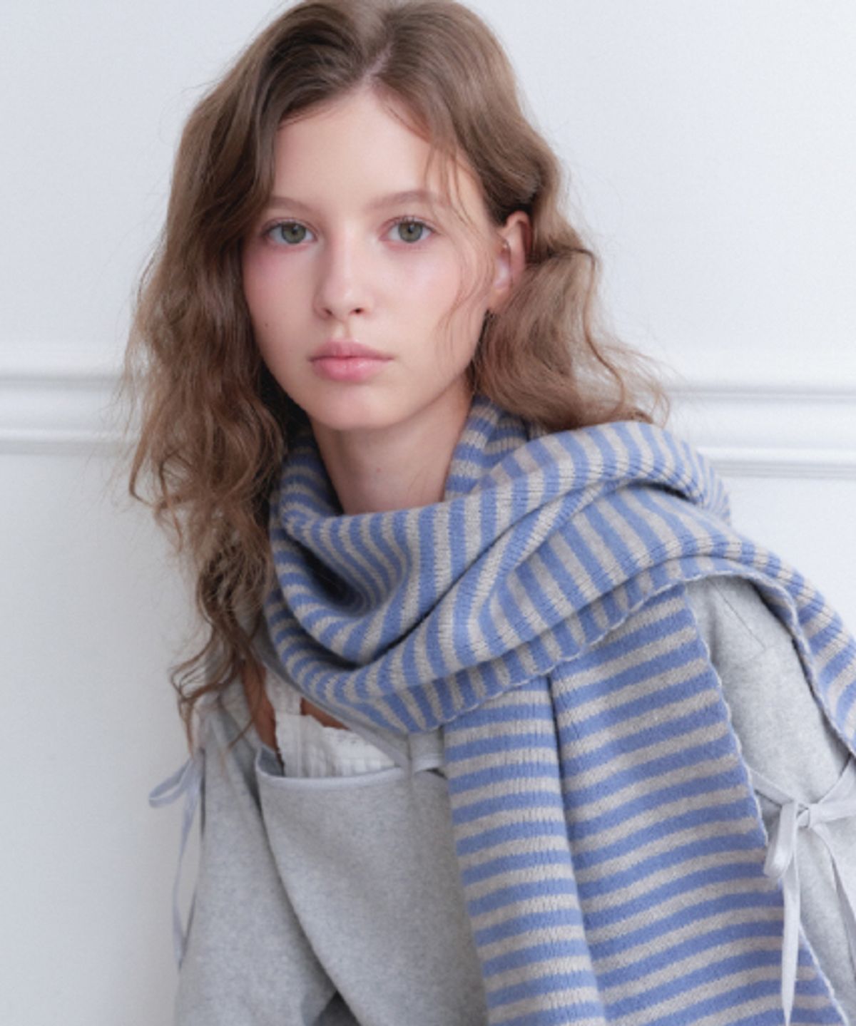 래니래니(RENNYRENNIE) STRAW STRIPE MUFFLER - 스트로우 스트라이프 머플러 [ BLUE / GRAY ]