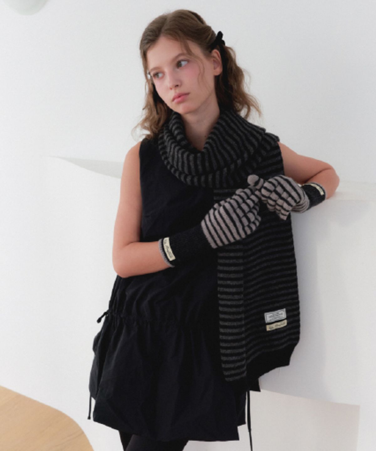 래니래니(RENNYRENNIE) STRAW STRIPE LONG GLOVES - 스트로우 스트라이프 장갑 [ CHARCOAL / GRAY ]