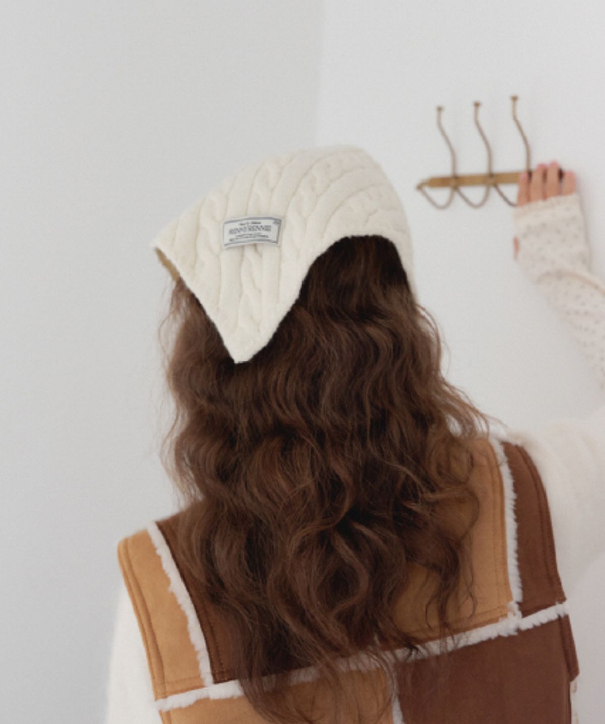 래니래니(RENNYRENNIE) STARRY TRIANGLE BONNET EARCUFFS - 스테리 트라이앵글 보넷 [ IVORY ]
