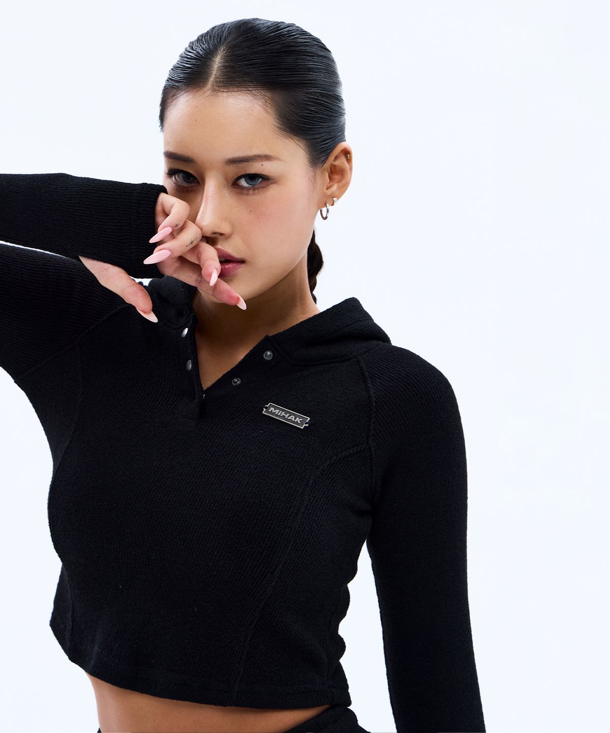 미학(MIHAK) 메탈 라벨 웜터치 크롭 후디 (BLACK)