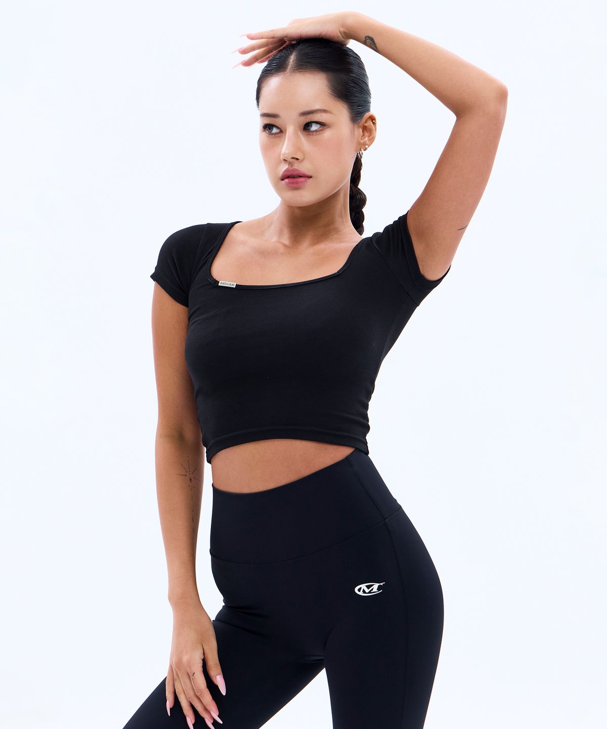 미학(MIHAK) 메탈 클립 스퀘어넥 크롭 티셔츠 (BLACK)