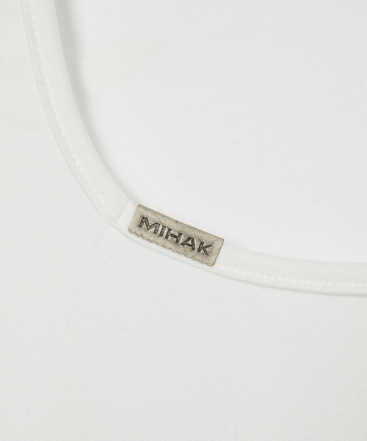 미학(MIHAK) 메탈 클립 스퀘어넥 크롭 티셔츠 (WHITE)