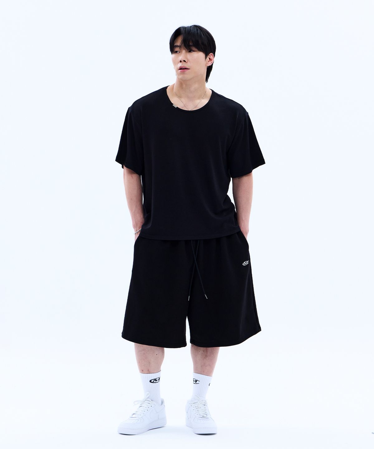미학(MIHAK) 메탈 클립 유넥 티셔츠 (BLACK)