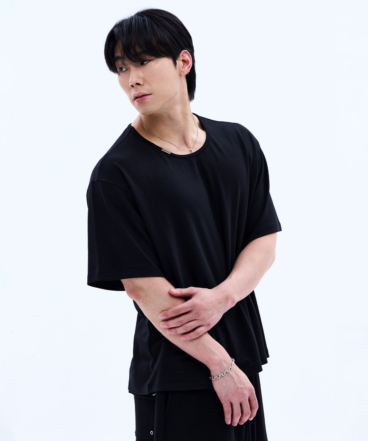 미학(MIHAK) 메탈 클립 유넥 티셔츠 (BLACK)