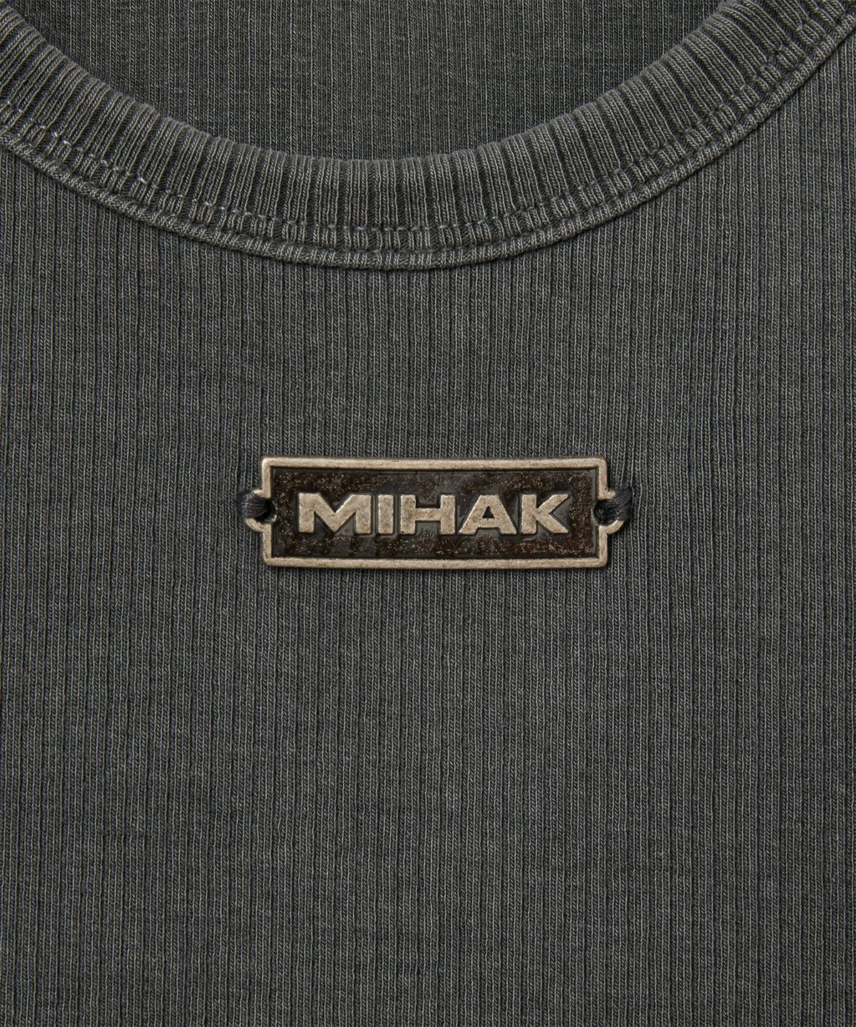 미학(MIHAK) 메탈 라벨 피그먼트 다잉 크롭 탱크탑 (CHARCOAL)