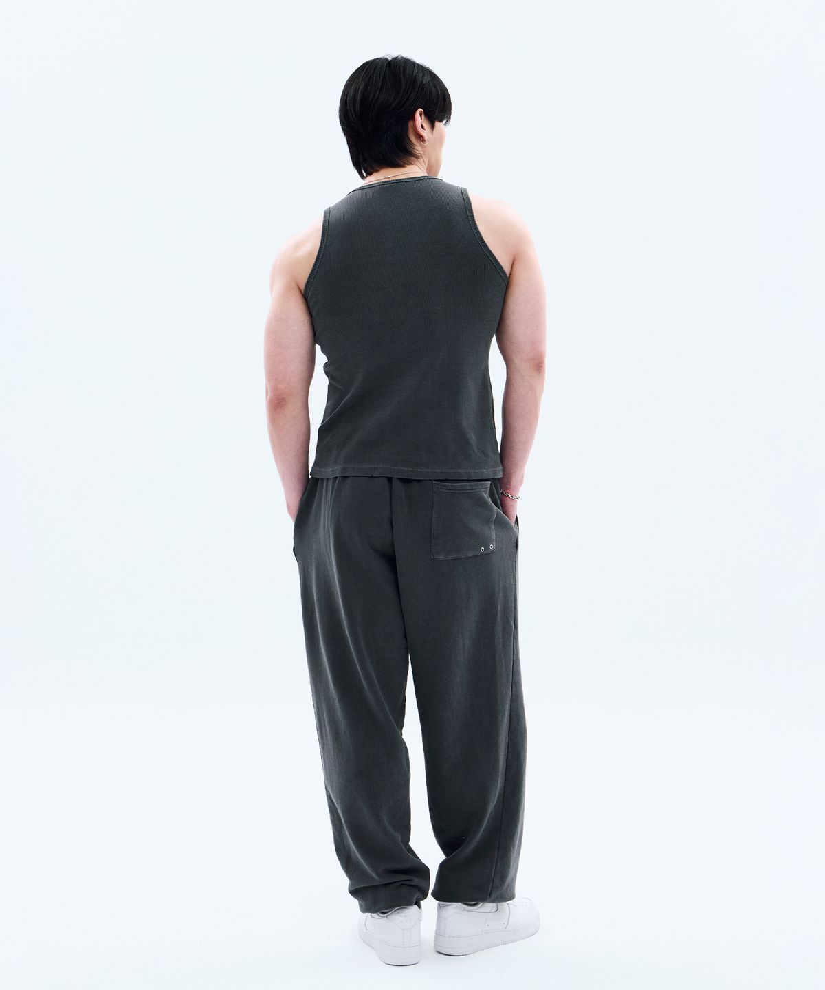 미학(MIHAK) 메탈 라벨 피그먼트 다잉 머슬 탱크탑 (CHARCOAL)