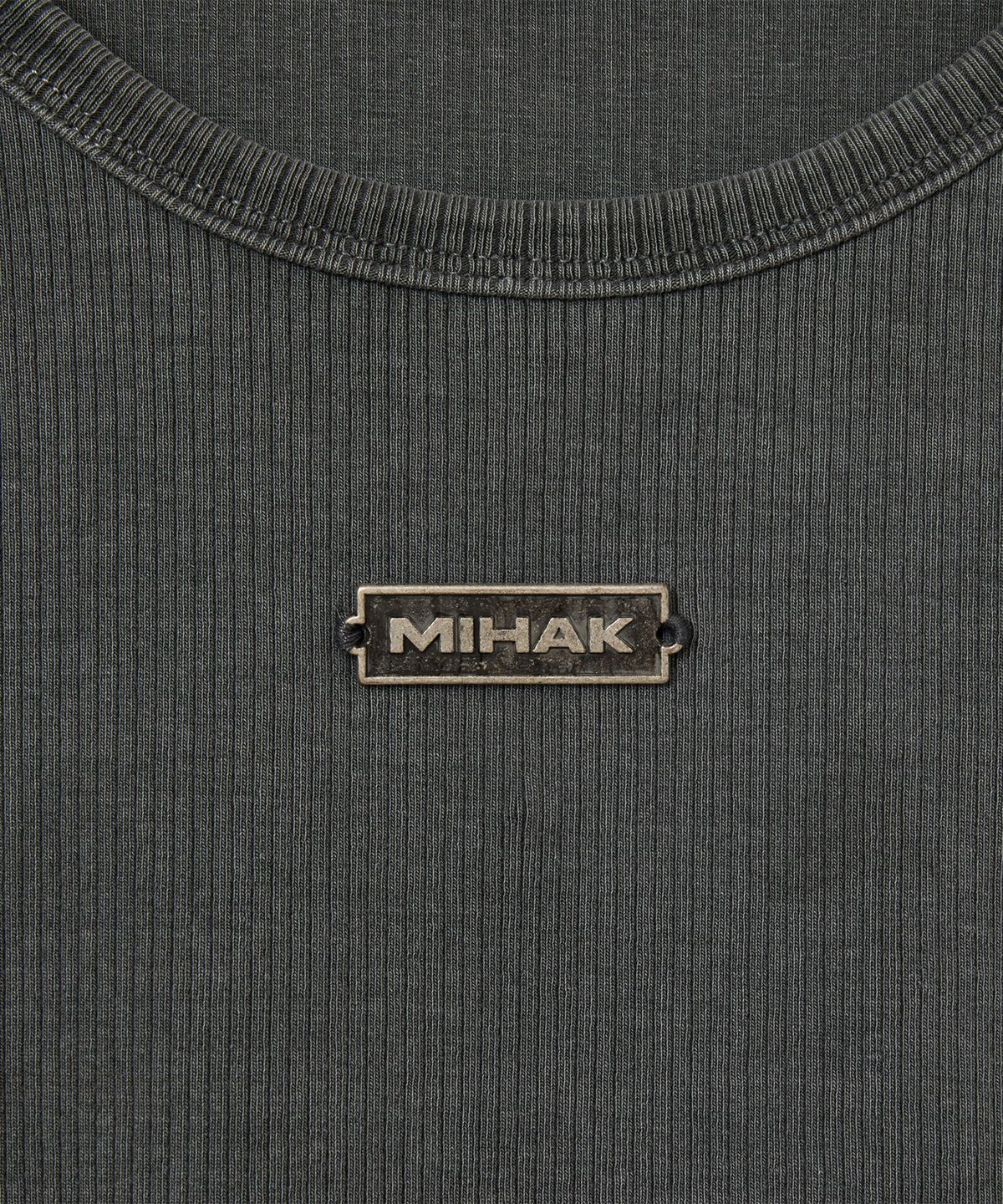 미학(MIHAK) 메탈 라벨 피그먼트 다잉 머슬 탱크탑 (CHARCOAL)