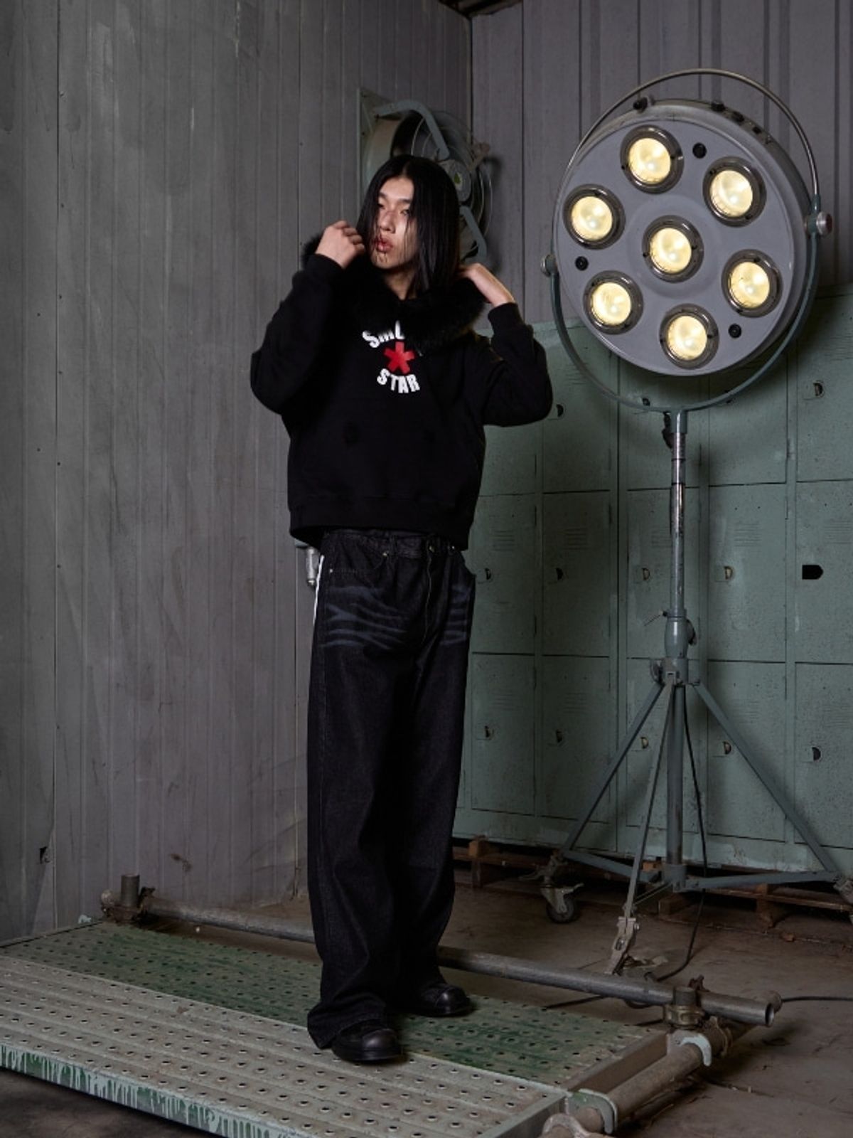 스모크어스타(SMOKEASTAR) Destroyed Fur Crimson Hoodie (BLACK)