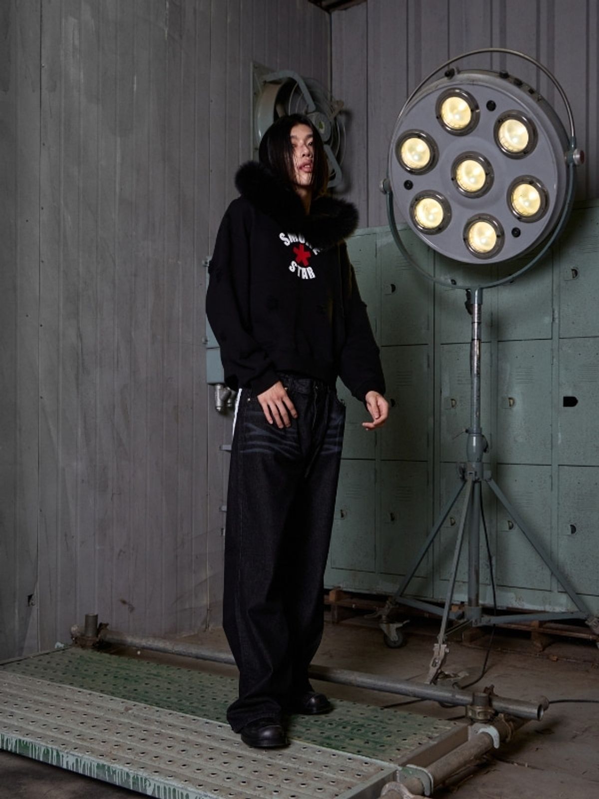 스모크어스타(SMOKEASTAR) Destroyed Fur Crimson Hoodie (BLACK)