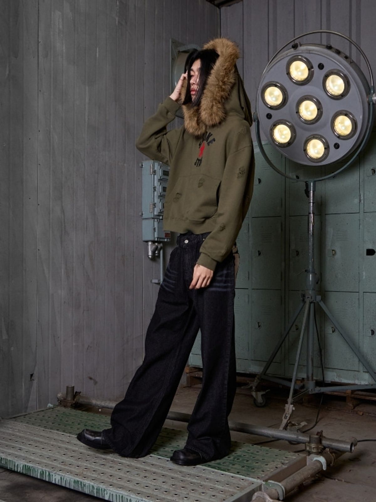 스모크어스타(SMOKEASTAR) Destroyed Fur Crimson Hoodie (KHAKI)