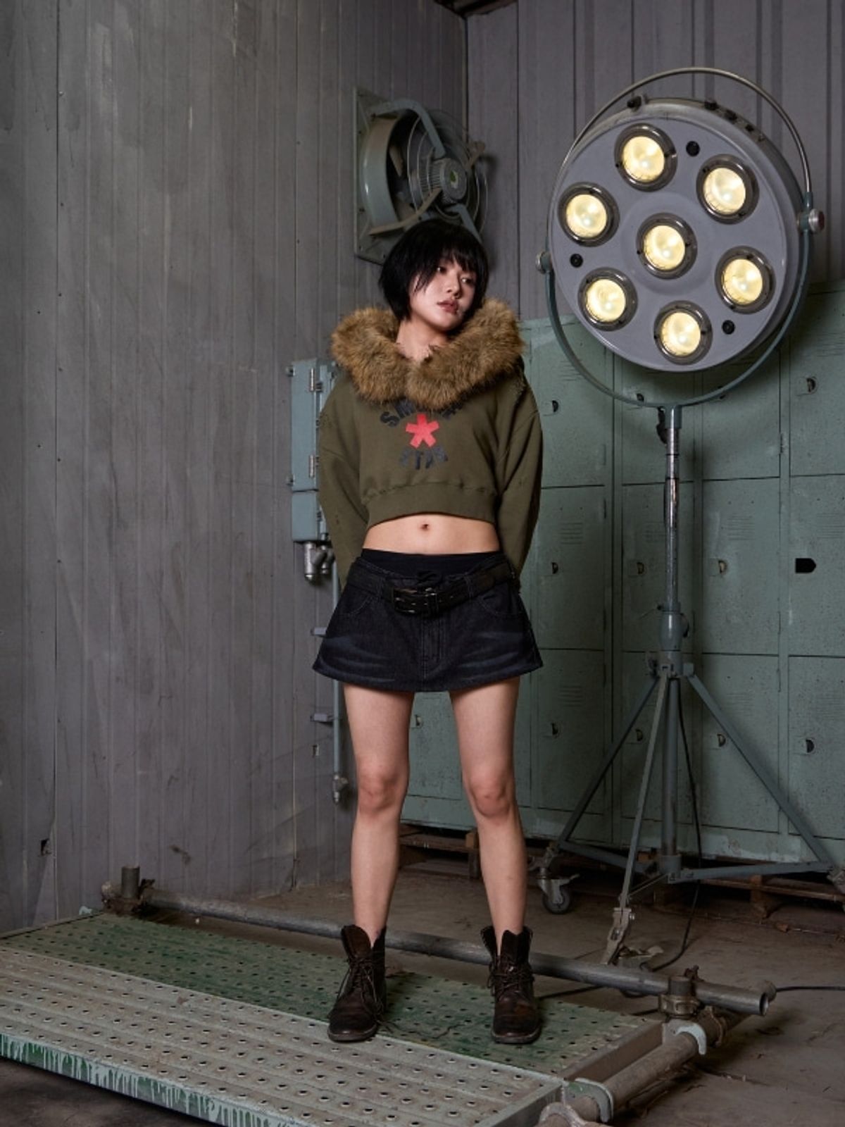 스모크어스타(SMOKEASTAR) Destroyed Fur Half Crimson Hoodie (KHAKI)