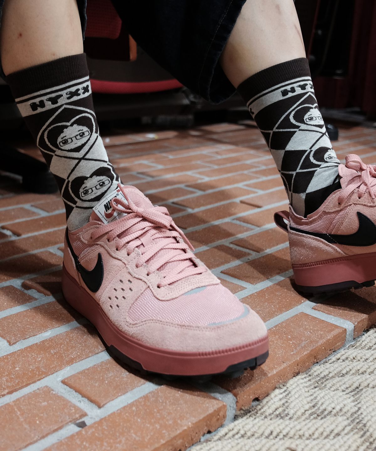 엔와이엑스엑스(NYXX) NYGD ARGYLE SOCKS BROWN