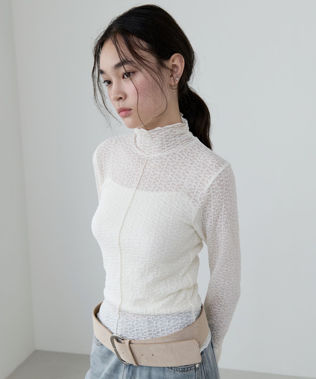 로라로라(ROLAROLA) SHIRRING SEE-THROUGH HIGH NECK T-SHIRT IVORY