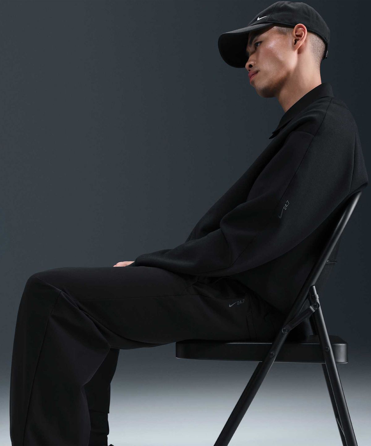 나이키(NIKE) 24.7 퍼펙트스트레치 드라이 핏 루즈 핏 치노 바지 M - 블랙:다크 스모크 그레이 / HQ6942-010