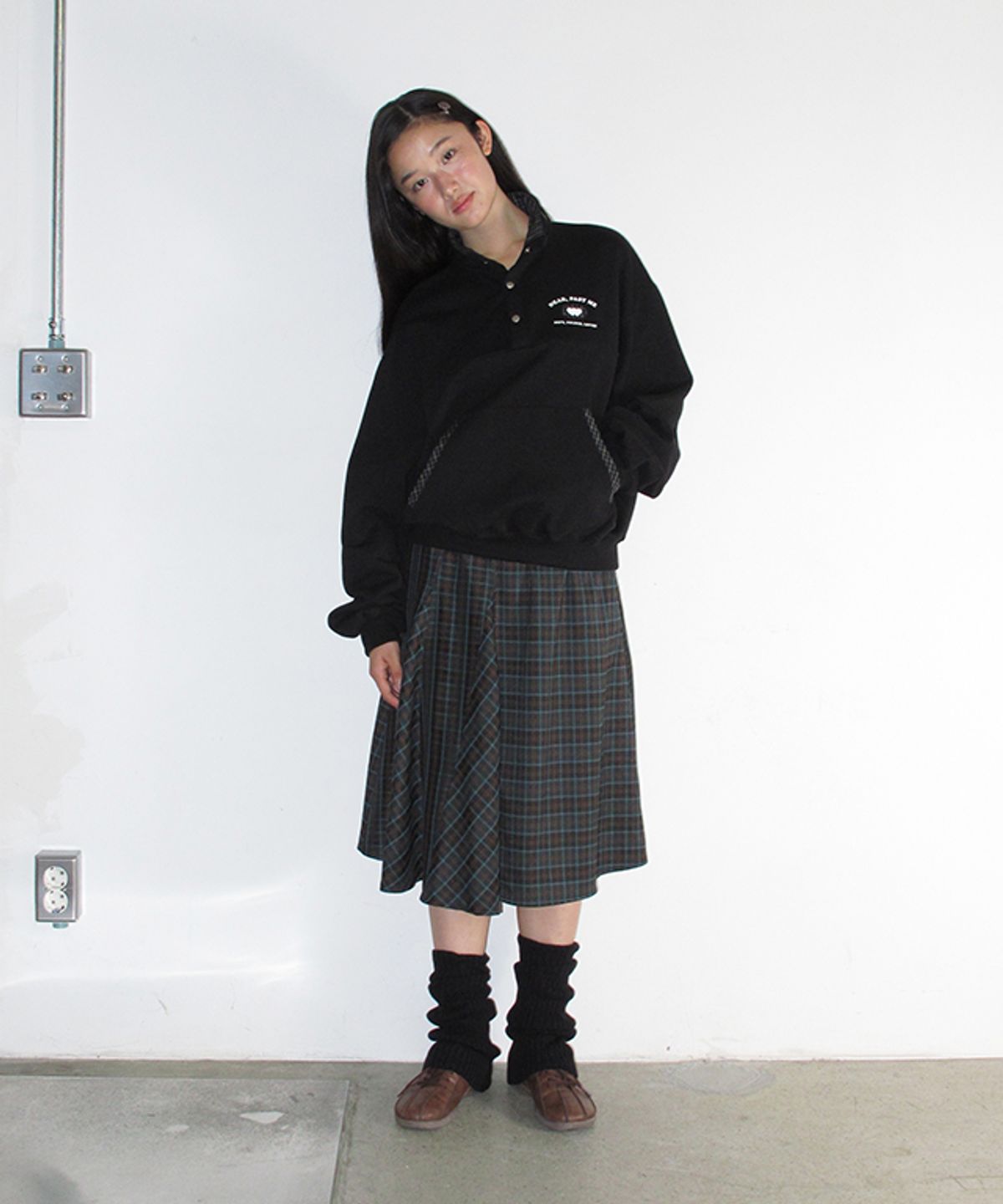 론론(RONRON) CHECK DETAIL HALF SNAP SWEAT ANORAK BLACK