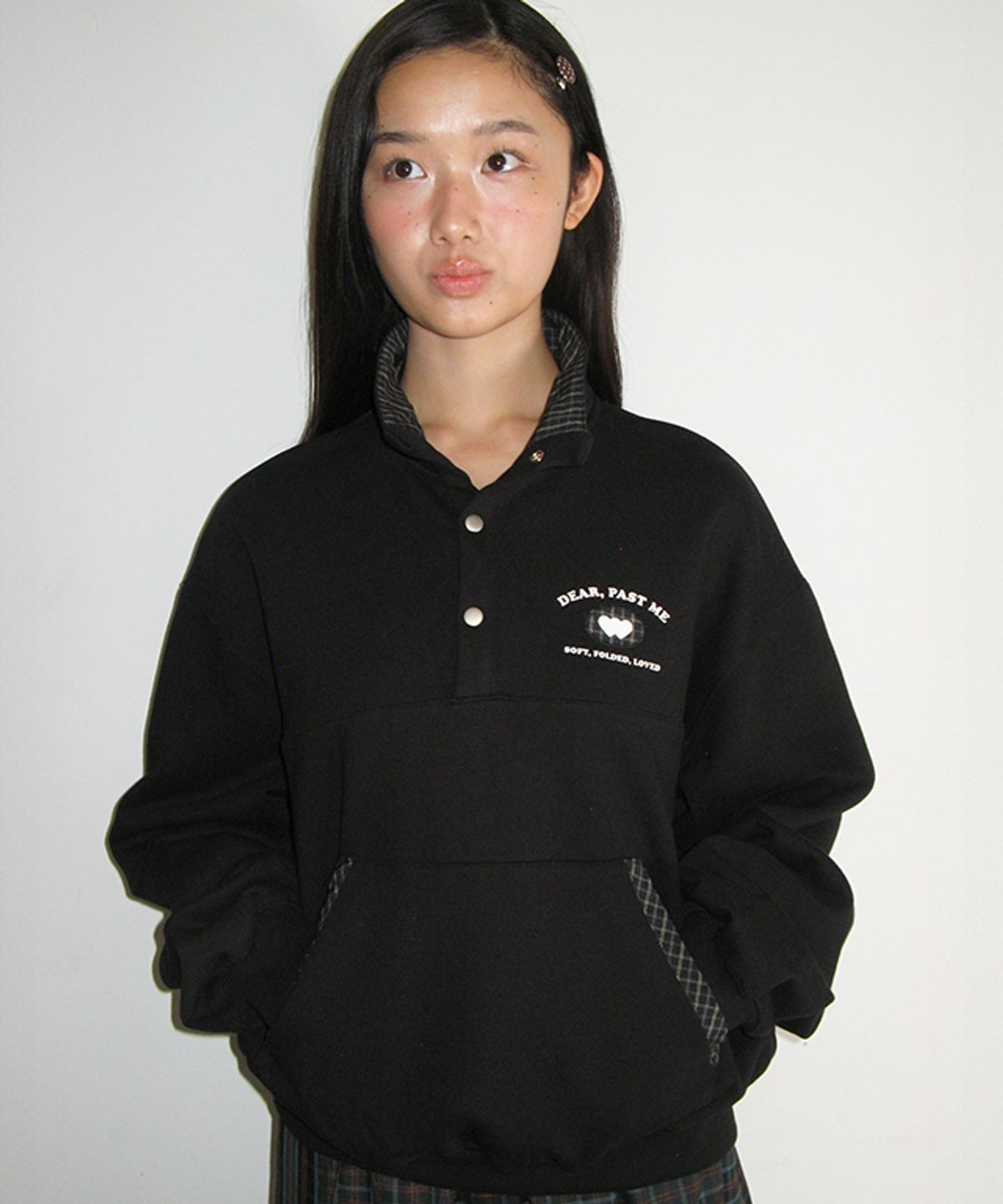 론론(RONRON) CHECK DETAIL HALF SNAP SWEAT ANORAK BLACK
