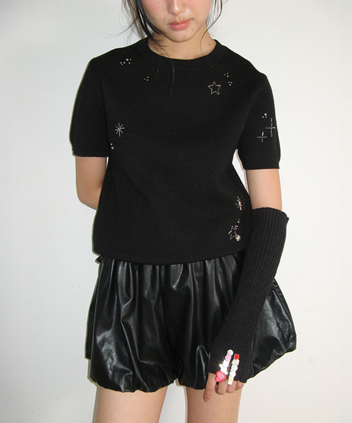 론론(RONRON) STARRY BEADS SHORT SLEEVE KNIT BLACK
