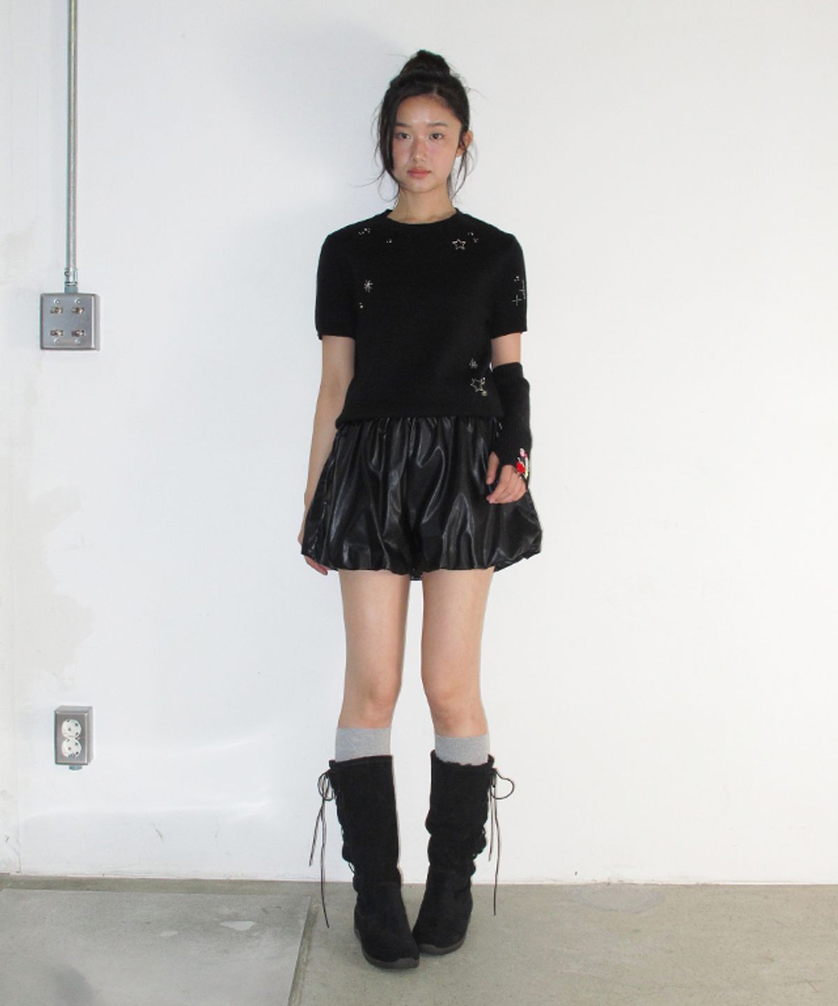 론론(RONRON) STARRY BEADS SHORT SLEEVE KNIT BLACK